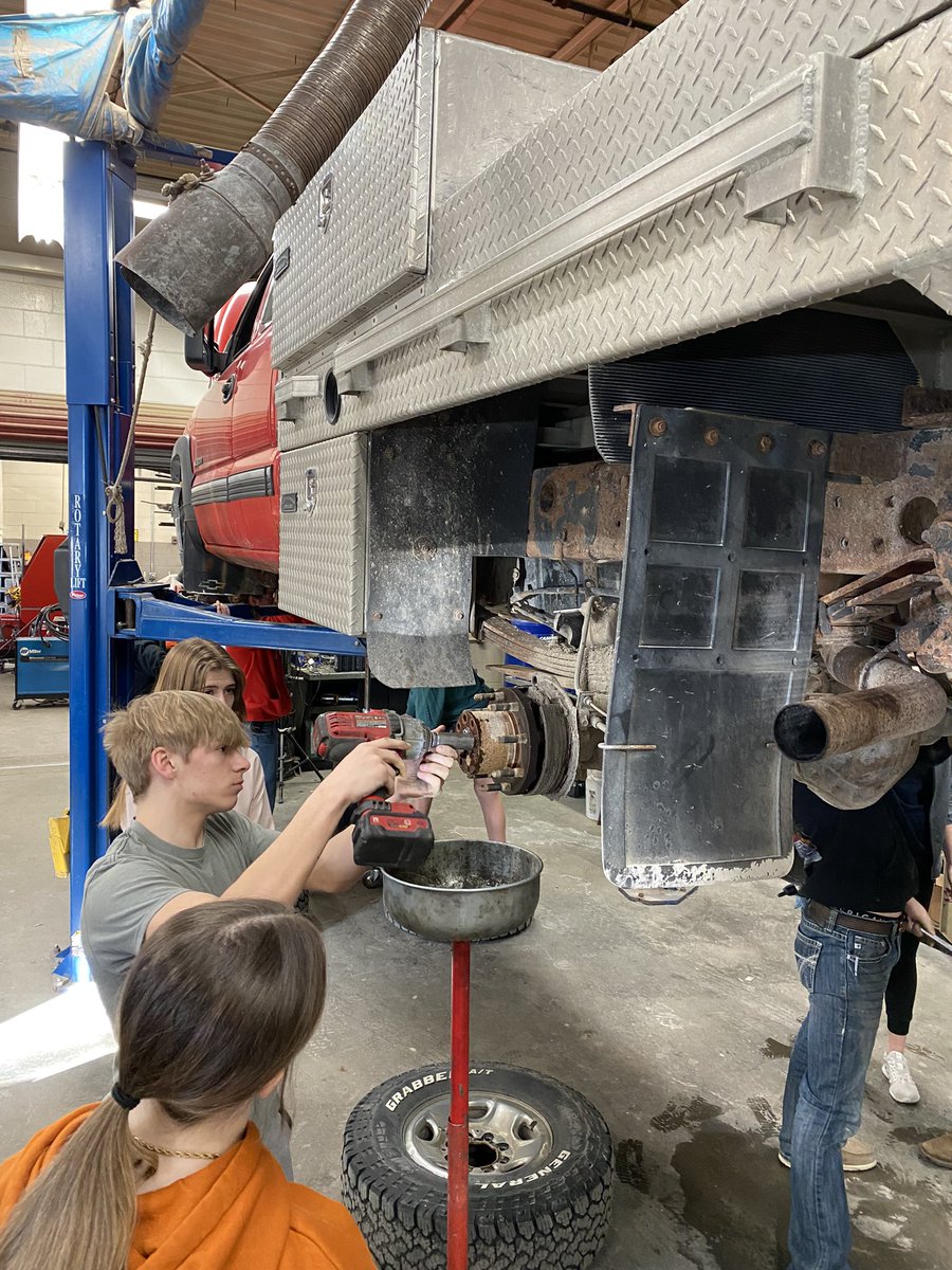 MrZweep's tweet photo. Lots of projects in the auto shop. A great opportunity for students to get hands on experience! #ctemonth #lpslions #pride_purple #nastse #shopclass #teachsts #iloveps #nelovesps #acte #itisagreatdaytobeashoptea her #cementcity https://t.co/oaY78OLo8E
