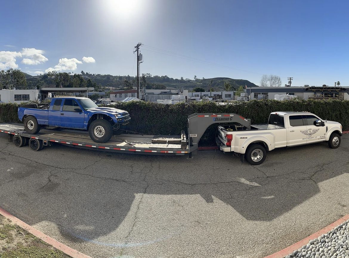 DCtrailers's tweet photo. #FleetneckFriday coming all the way from sunny California ☀️ Heavy Holloway makes transporting look like a hotshot's dream 💭 #DiamondC #HotShotTrucking #DCtrailer https://t.co/clpqhi9bf9