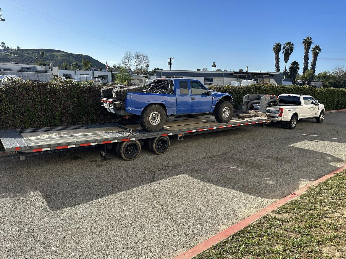 DCtrailers's tweet photo. #FleetneckFriday coming all the way from sunny California ☀️ Heavy Holloway makes transporting look like a hotshot's dream 💭 #DiamondC #HotShotTrucking #DCtrailer https://t.co/clpqhi9bf9