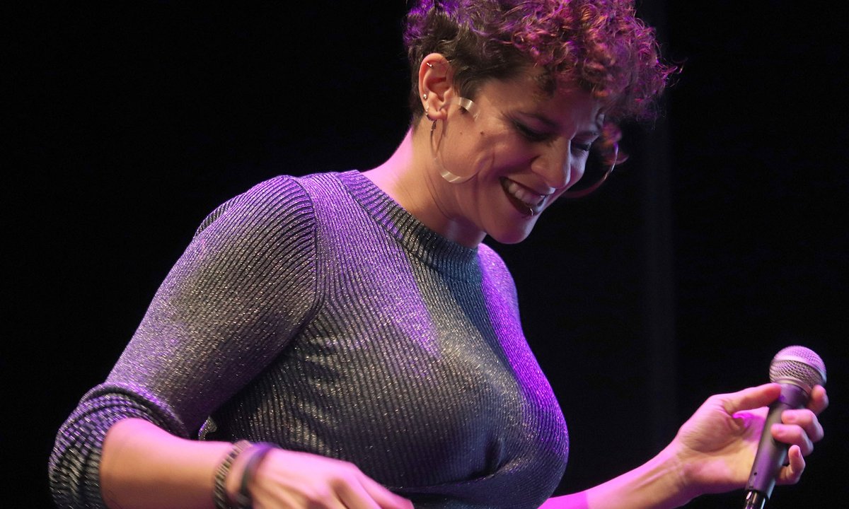 EL COUNTRY ROCK DE NAT SIMONS TRIUNFÓ EN LAS NOCHES ACÚSTICAS

Gran entrada en la segunda noche del ciclo "indie" de Cabanillas, en el que la artista madrileña sorprendió invitando al escenario a Rubén Pozo.
Actuaron de teloneras "Rockin Sisters"

aytocabanillas.org/el-country-roc…