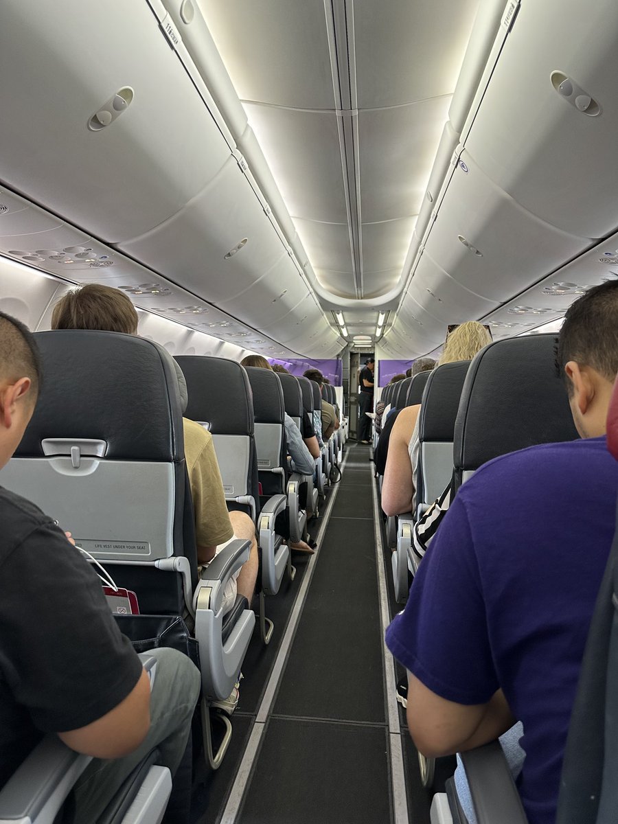 JonDeeOz's tweet photo. This is the best way to respond to the latest massive @Qantas profit.

#FlyVirgin. https://t.co/Jees2lYSxz