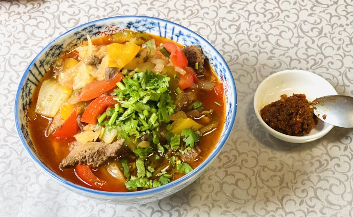 おはようございます🌞 自家製手打ち麺のラグモン美味しいです😋😅