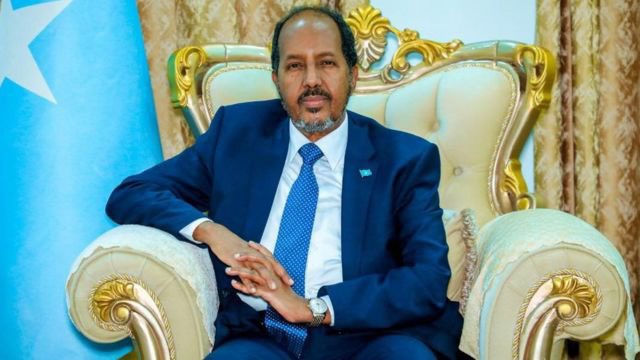 issedhafe1's tweet photo. Ilaaheyna Weyn Ba
Amarkiisu Fulaya
Inaad Adigu Talisa 
Ayaamahan Is Mooday

Waa Aduunyooy
Ileen Aayo Malehe
Ubaxi Baxaayay
Sow Adigan Abaarsaday

Erayddi Cabdi Qays 1975  oo maanta aragti ahan u muuqda.
heestan Xasan Shiikh halo shidi https://t.co/yWgFgZqDKc