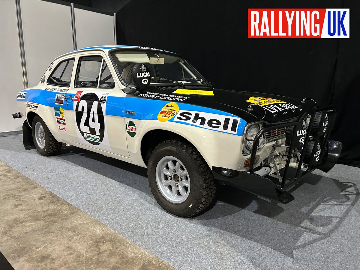 RallyingUK's tweet image. MÄKINEN: 📷 At @RaceRetro_ 2023 — Timo Mäkinen and Henry Liddon's Ford Motor Co. Ltd., Ford Escort Twin Cam [LVX 943J] from East African Safari Rally 1971.

🇬🇧 @FordPerformance | @forduk | @ShellMotorsport | @wrcsafarirally | @Reismotorsport | @NAECStoneleigh | #RaceRetro