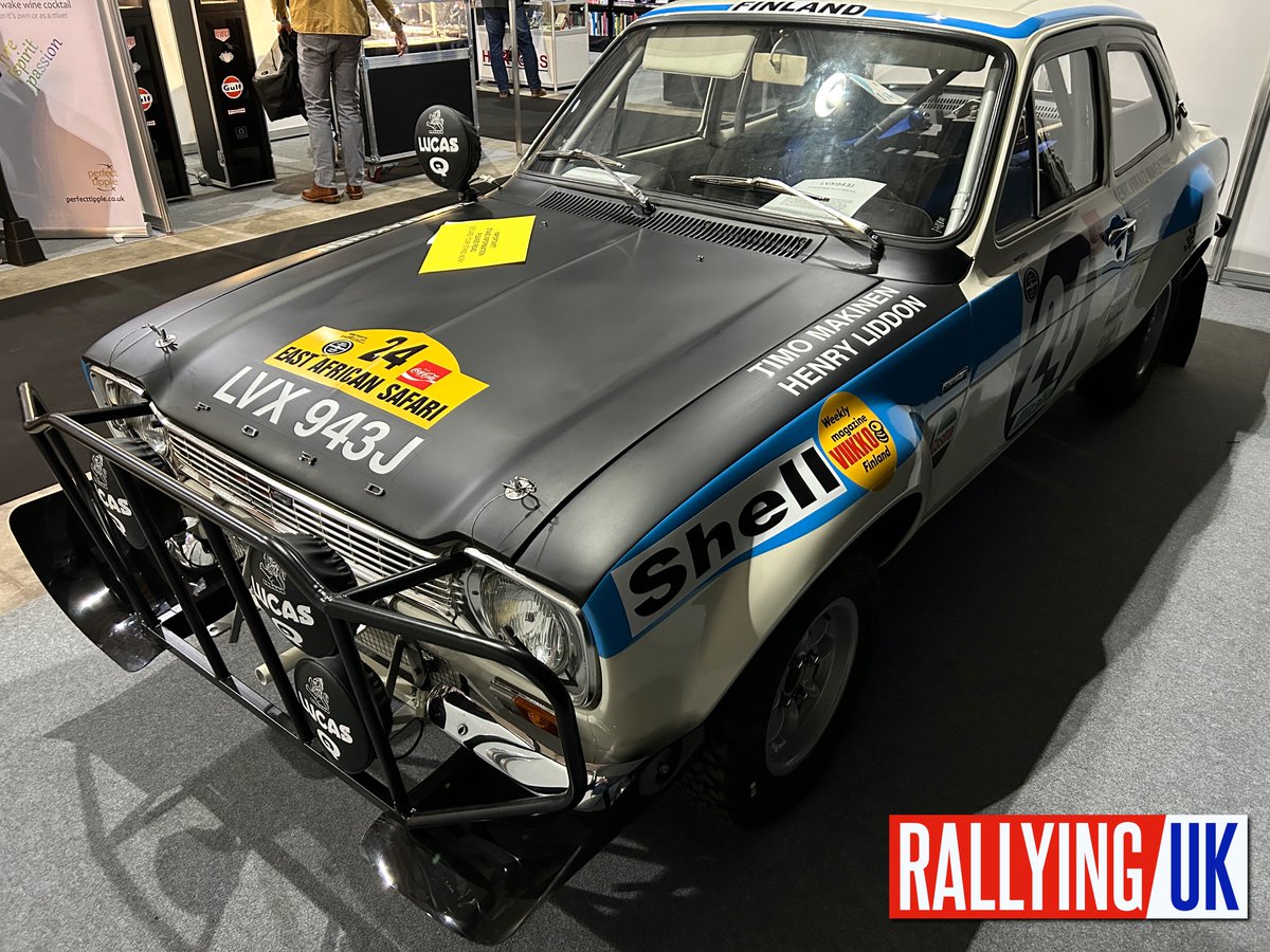 RallyingUK's tweet image. MÄKINEN: 📷 At @RaceRetro_ 2023 — Timo Mäkinen and Henry Liddon's Ford Motor Co. Ltd., Ford Escort Twin Cam [LVX 943J] from East African Safari Rally 1971.

🇬🇧 @FordPerformance | @forduk | @ShellMotorsport | @wrcsafarirally | @Reismotorsport | @NAECStoneleigh | #RaceRetro