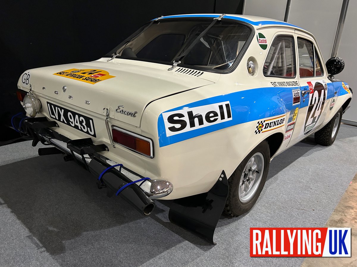 RallyingUK's tweet image. MÄKINEN: 📷 At @RaceRetro_ 2023 — Timo Mäkinen and Henry Liddon's Ford Motor Co. Ltd., Ford Escort Twin Cam [LVX 943J] from East African Safari Rally 1971.

🇬🇧 @FordPerformance | @forduk | @ShellMotorsport | @wrcsafarirally | @Reismotorsport | @NAECStoneleigh | #RaceRetro