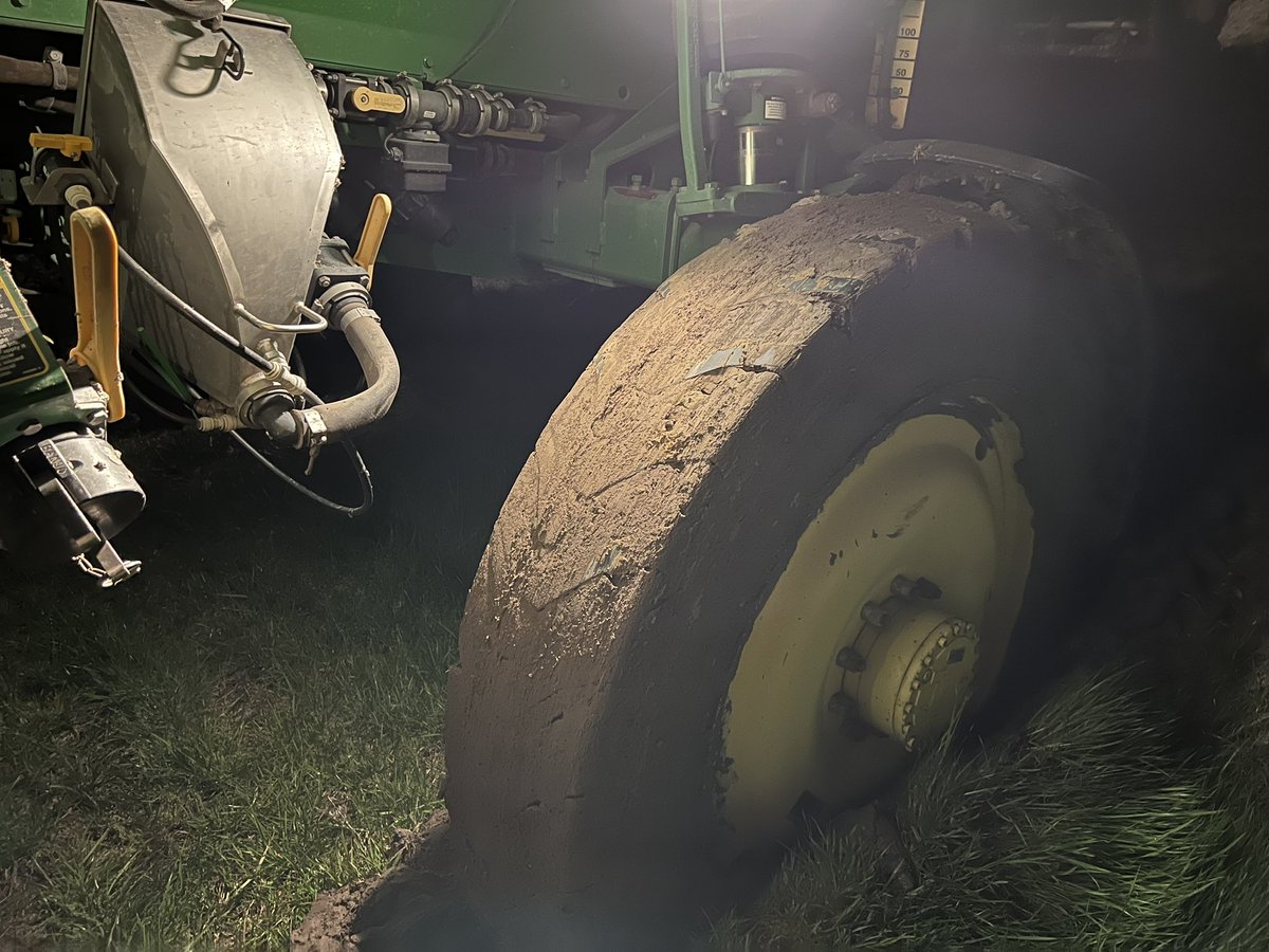 eparkinsonIV's tweet image. How is everyone doing this Friday evening?!?  I’m having a blast!!  #faming #spraying #JohnDeere