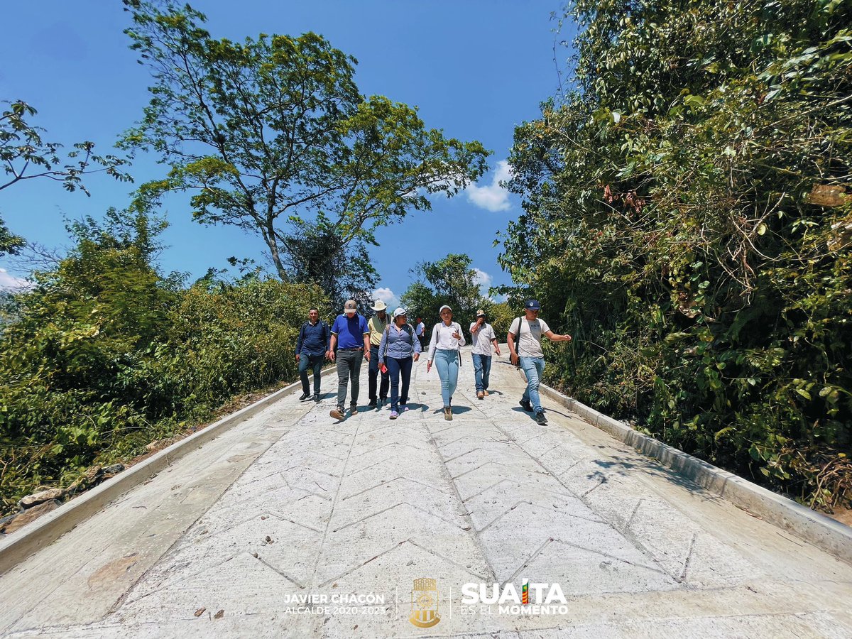 Javierch88's tweet photo. Inspeccionamos la construcción de los tramos de placa huellas en la vía Puente Lata - El Ramal, allí se han intervenido cerca de 700 metros. ¡Más obras, más empleo que llevan al desarrollo! 👏🏻#EsElMomento de Suaita https://t.co/1Scgvx9nrv