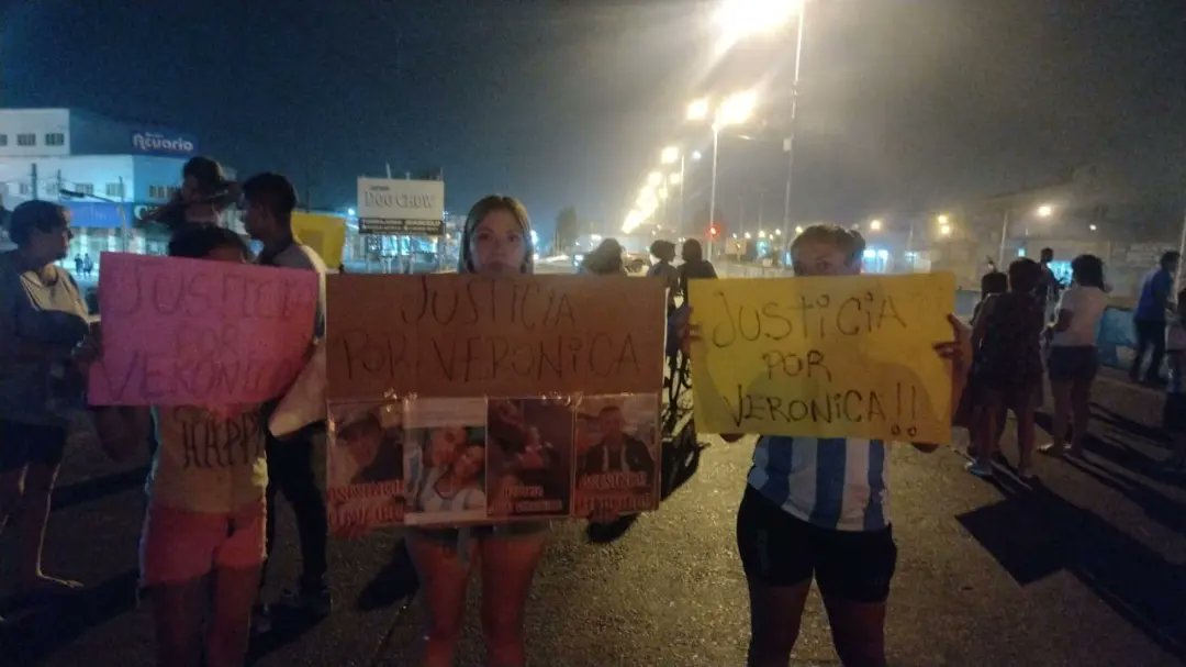 LasRojasOficial's tweet photo. #Ahora en Gonzalez Catan 
Corte de Ruta 3 exigiendo justicia por el femicidio de Verónica Gonzalez. 
El femicida está prófugo!!
📢NI UNA MENOS‼️
📢JUSTICIA POR VERONICA‼️
📢 EL GOBIERNO ES RESPONSABLE ‼️

#niunamenos  #justiciaporveronica
#femicidio https://t.co/GSminAYFZB