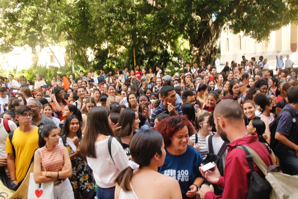 fcomUH's tweet photo. Instantáneas de nuestros estudiantes de 1er año de Curso Regular Diurno durante el acto de bienvenida a la FEU hoy en la @UdeLaHabana
.
.
.
#295UH #AlmaSaberEntrega #OrgulloUH #FEUFCOM #FCOMesCasa https://t.co/06cvcH8gMG