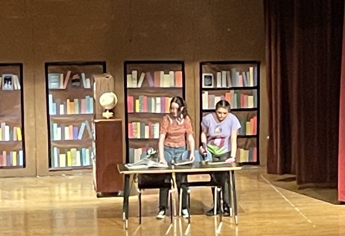 msbestMediaCntr's tweet photo. The Light in the Library at Heritage! Kudos to the cast on a great performance! ⁦@theheritagems⁩ https://t.co/q9n2CtqO9l