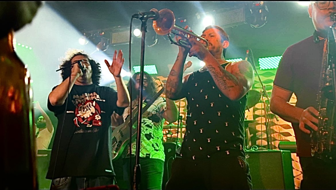 IvanLachi's tweet photo. Una gran noche con mi carnal el Chino ayer con sold out en el Alicia y formando parte de esta historia llamada ska mexicano https://t.co/3GTxHEnuMm
