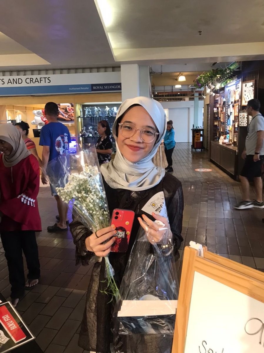 BukuFixi's tweet image. Harini pula 20 pembeli pertama #KembaraFixi dapat bunga! #KLAB2023