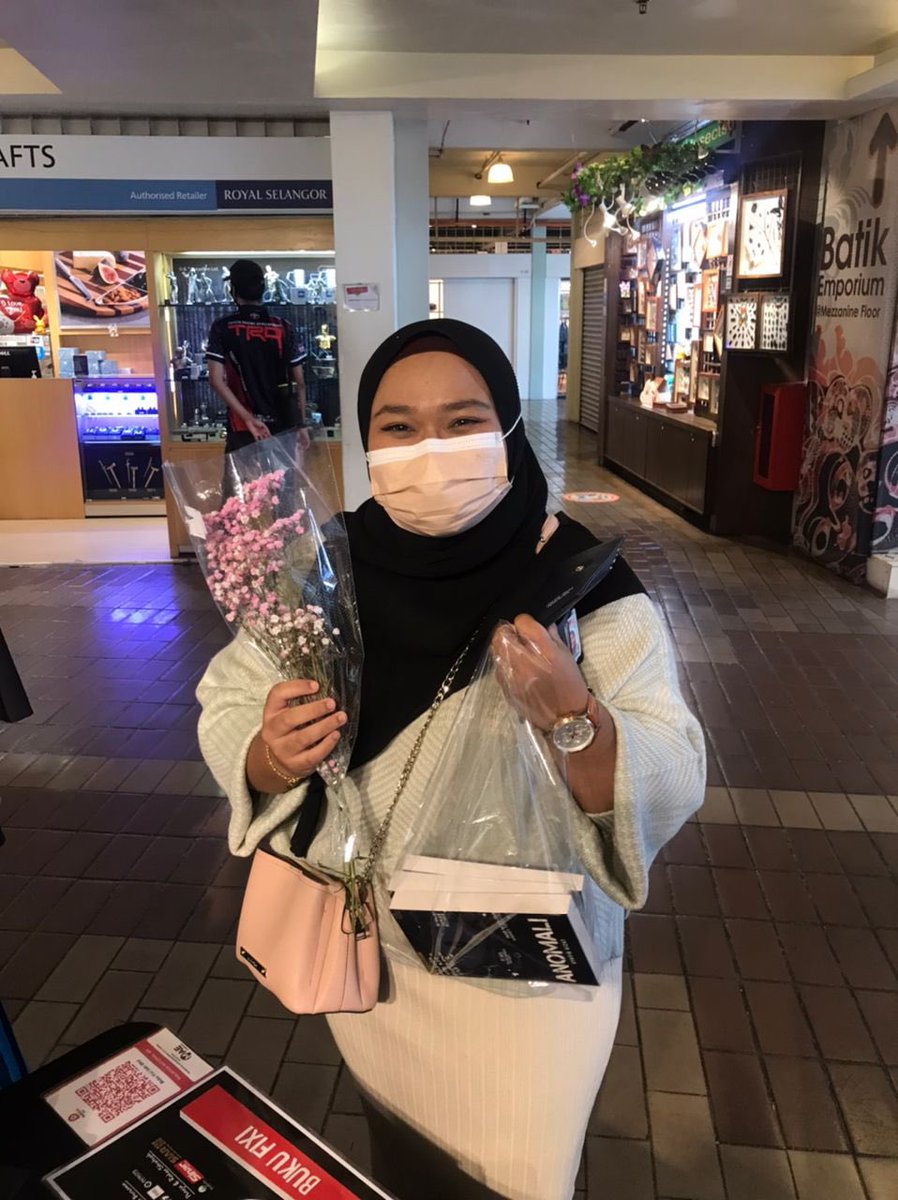 BukuFixi's tweet image. Harini pula 20 pembeli pertama #KembaraFixi dapat bunga! #KLAB2023