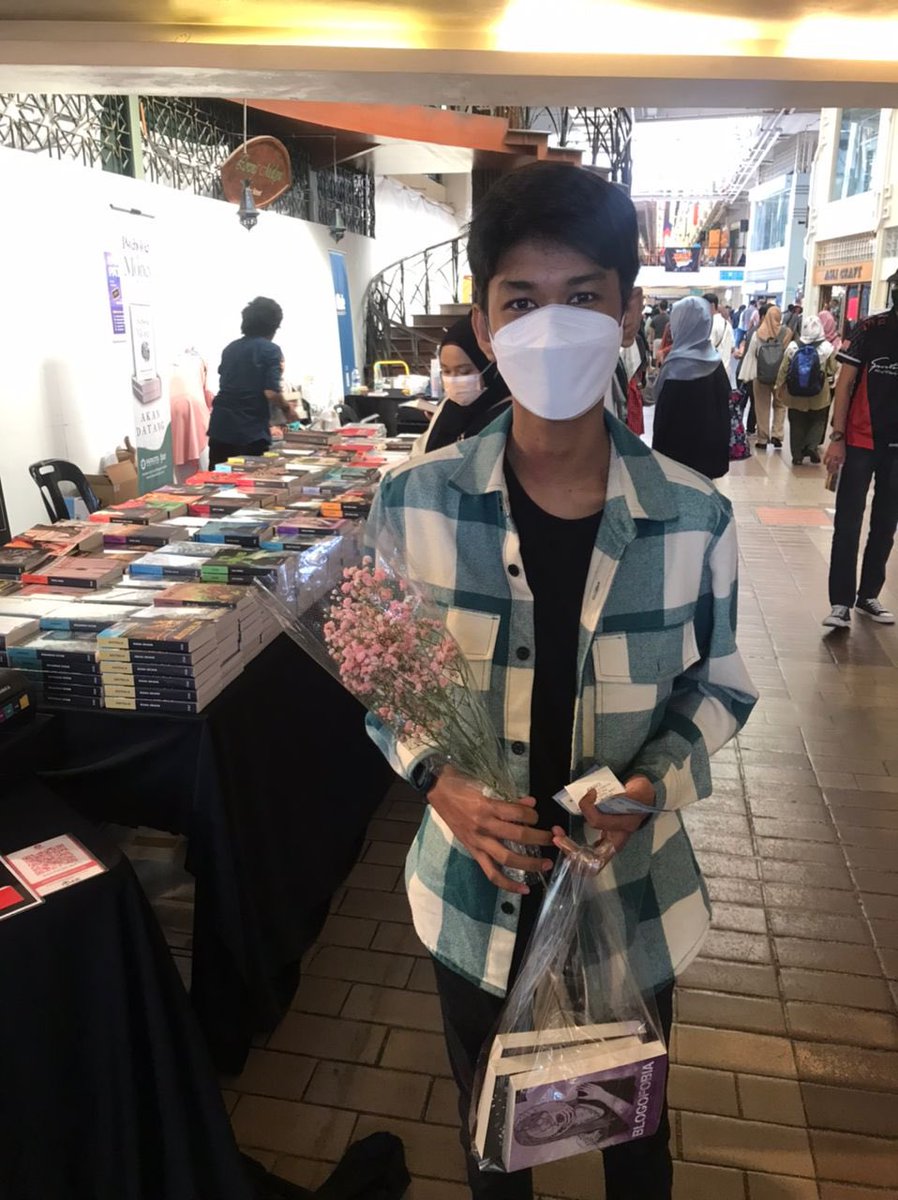 BukuFixi's tweet image. Harini pula 20 pembeli pertama #KembaraFixi dapat bunga! #KLAB2023