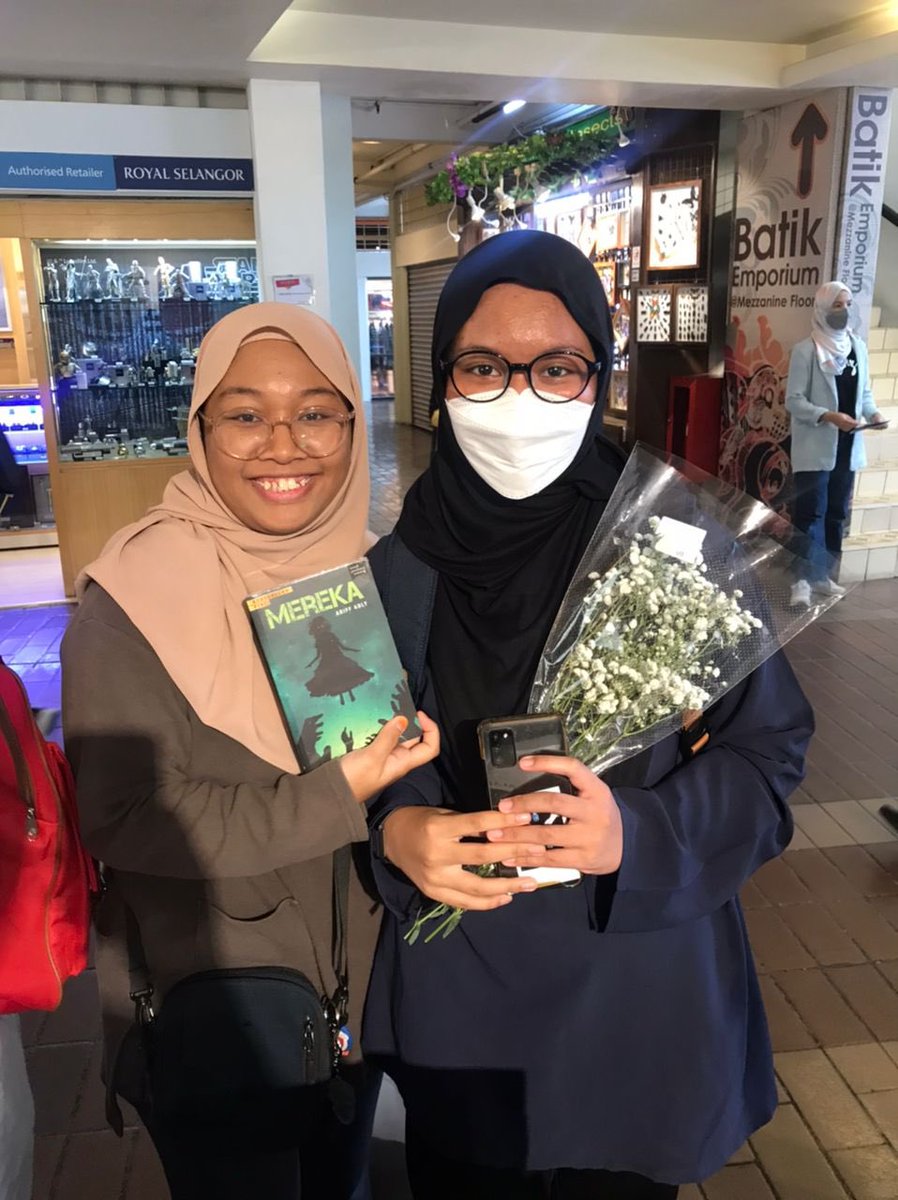 BukuFixi's tweet image. Harini pula 20 pembeli pertama #KembaraFixi dapat bunga! #KLAB2023