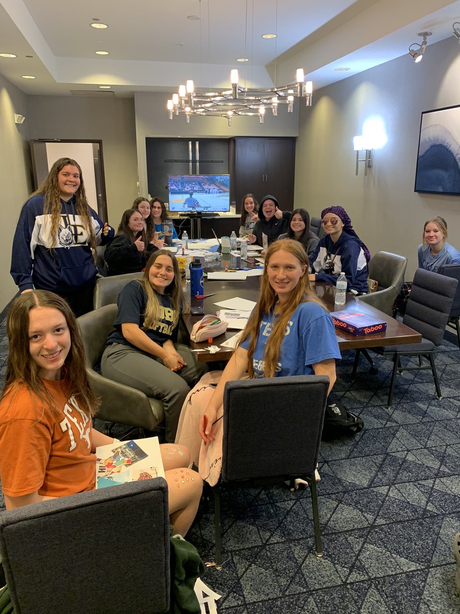 lelobosoftball's tweet image. Went 2-1 in the first day of our tournament…now cheering on @LELADYLOBOHOOPS #FamiLE  #competere @LEISDAthletics