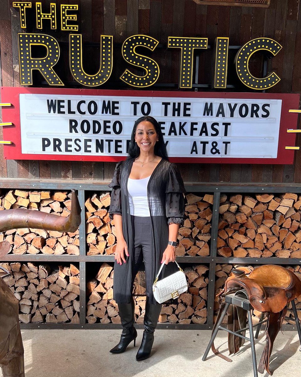 thehollycotton's tweet photo. Great time at the Mayor’s VIP Rodeo Kickoff Breakfast #houston #htx #hollycotton #rodeo #cowboy #cowgirl #mayorturner #community #cnn #msbbc https://t.co/oQdQrUp7h4