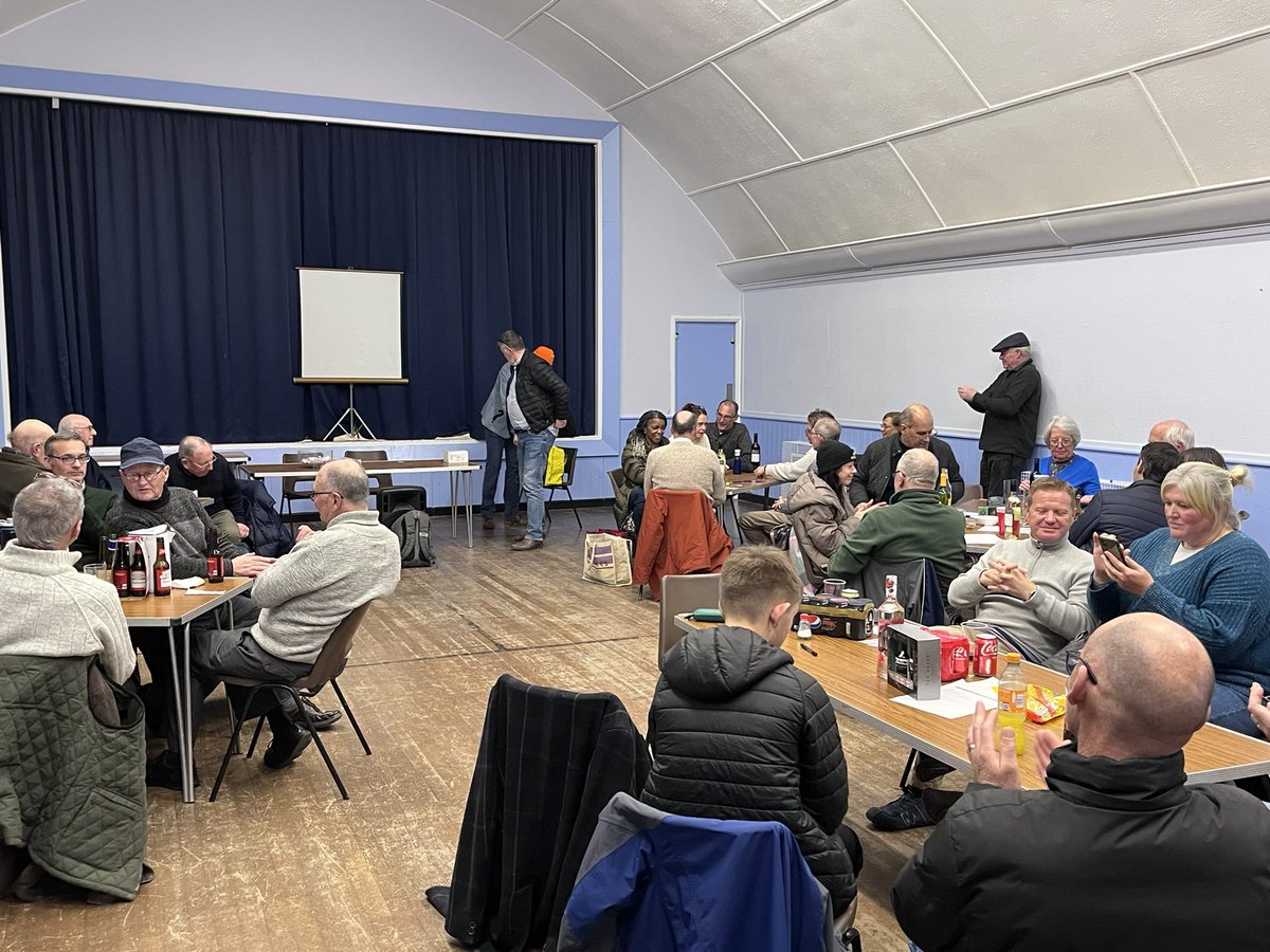 1105_bsac's tweet photo. Marvellous #quiz night with our genius #quizmaster @1105_bsac @BSACdivers #scuba #diving #ocean https://t.co/Mb2wX9lvxr
