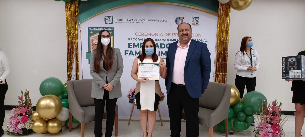 imssjalcontigo's tweet photo. Reconocen a los 11 trabajadores destacados del #IMSSJalisco, que mostraron un desempeño laboral de excelencia durante el segundo semestre del 2022.

Ellas y ellos demuestran que en el #IMSS, la calidad en la atención es nuestra prioridad. https://t.co/LF9Y4pZzrI