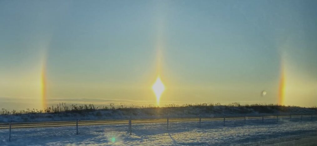 Flad02's tweet photo. Sundogs barking in Starland County.
#BitBrisk #DryCold #westcdnag https://t.co/QrzZqjsAJx