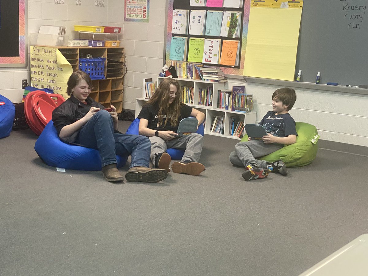 mschelley87's tweet photo. When three @JGB_Giraffes alumni come to hang out again on a Friday 🥰🦒🍎 Once a Reilly Rockstar, always a Reilly Rockstar 😎🤘🏻Miss them.   This was the best way to end the week.  #justlikeoldtimes #fifthgraderules @JerryHullTeach @_MomOfBoys @KristyH071077 https://t.co/tA3GSiqLBj