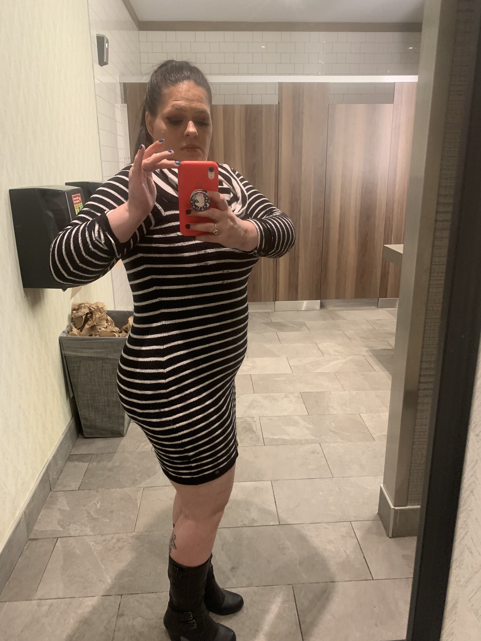 3 pic. Restaurant bathroom flash! Omg when I left the lady you can hear gave me a dirty look I think she heard me smack my ass lol https://t.co/Xh0cePWC5n