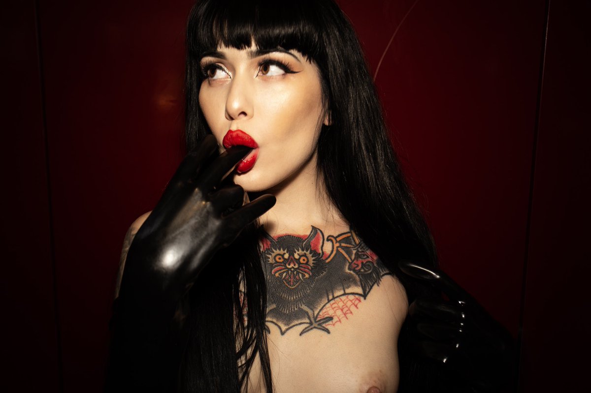 saint_arson's tweet photo. It’s My birthday 🖤 thank you all for supporting My slutty latex adventures and treating Me like a queen. I love y’all so much 🖤 @heycdo https://t.co/8sbZksB6g1