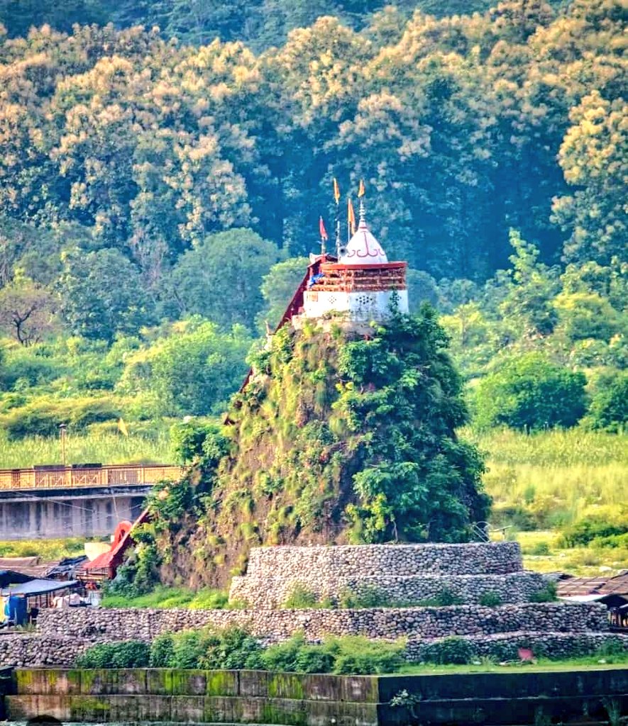 satenderrawatuk's tweet photo. “सुप्रभात दगड्यो" जय उत्तराखंड।
🏔️ दादू मि पर्वतों को वासी 🏔️
“श्रीमंत मैं पहाड़ हूं।
💛💙💛 💖 जय मांँ गर्जिया।🙏 #कोसी नदी के किनारे स्थित है जिसका पौराणिक नाम #कौशिकी है यह #रामनगर #नैनीताल जिले में स्थित है 💖💛💙💛💛
“पहाड़ आइए किंतु प्लास्टिक ना लाइए।”
#अतुल्य_उत्तराखंड https://t.co/Czxi8DW2PW