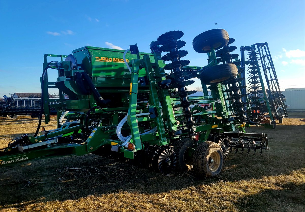 CLBenningerEq's tweet photo. 👀Have a look! 👀 NEW Great Plains TM2400 equipped with a Turboseeder. Adds flexability and options to maximize the use of this tillage tool, as well as helping protect your valuable soil by seeding a cover crop. A nice tag team solution from Great Plains. @OntAg https://t.co/7vvYmYX8WB