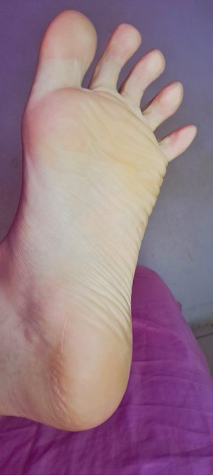 2 pic. Piecitos ? rosaditos, frescos y suaves 

#feetfethish #feetpicsforsales #feet #FeetFridays @Feetfinder