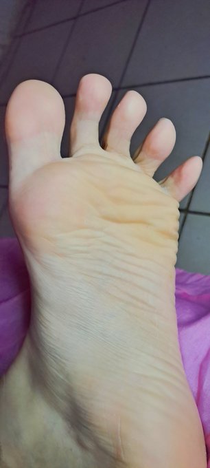 3 pic. Piecitos ? rosaditos, frescos y suaves 

#feetfethish #feetpicsforsales #feet #FeetFridays @Feetfinder