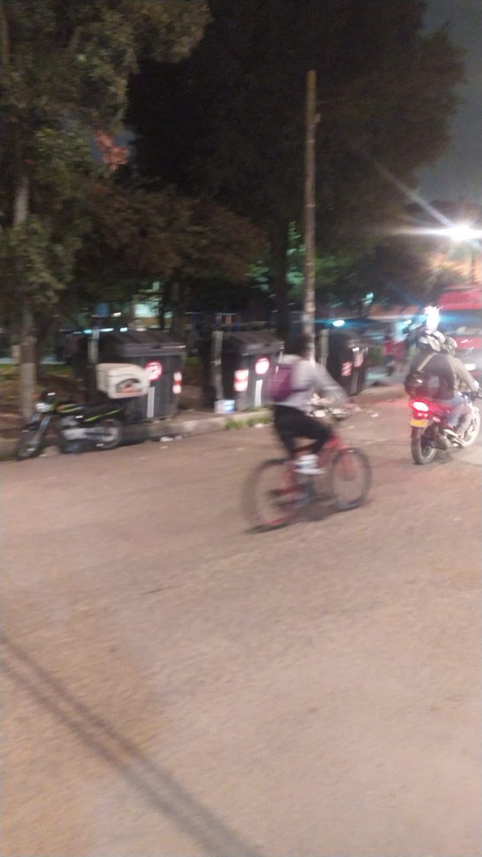 Burgosun's tweet photo. En Bogotá @Bogota ya se volvió paisaje ver bicicletas y mototaxis andar en contravía y sin luces en la noche poniendo en riesgo sus vidas y las de los demás actores viales. Pedagogía ya se ha hecho mucha, entren a reglamentar y multar @SectorMovilidad @TransitoBta @Deyaniravilam https://t.co/sM63NEorbu