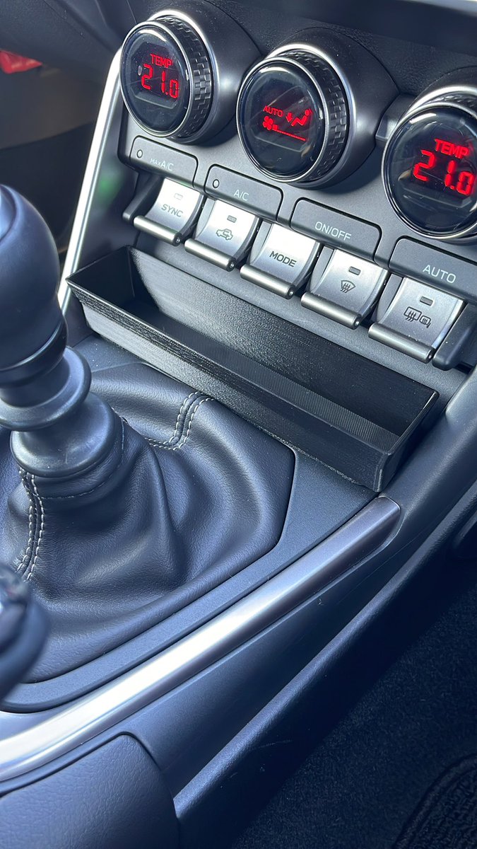 GR86の小物入れ。自作した割に意外とフィットしてる、市販のやつはゴムなのかな？
#GR86 
#BRZ