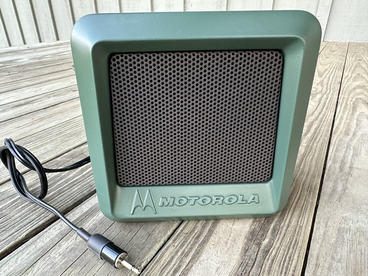 bobbylittle's tweet photo. Fixed dents, sanded rust, repainted and rewired this old Motorola speaker I picked up at a recent Hamfest for ($3.00)….. It looked terrible when I got it but now looks and sounds sweet! (colors used are Matte Black, Matte Spanish Moss &amp; Earth Brown) https://t.co/rJZknc9FNa
