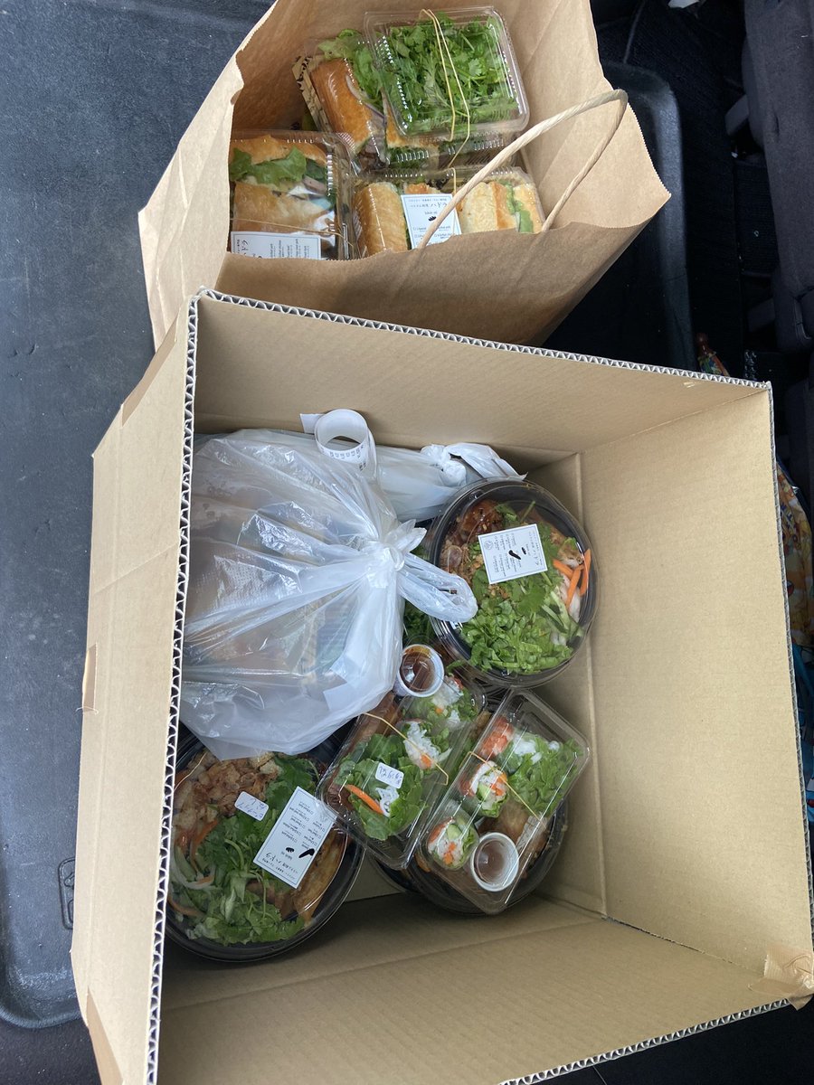 2013 年　学生
2014 年　事務員
2018 年　起業
2019年から1ヵ月1回お弁当を配達しています。
先生たち❣️
学生たち❣️
本当にありがとうございます😊