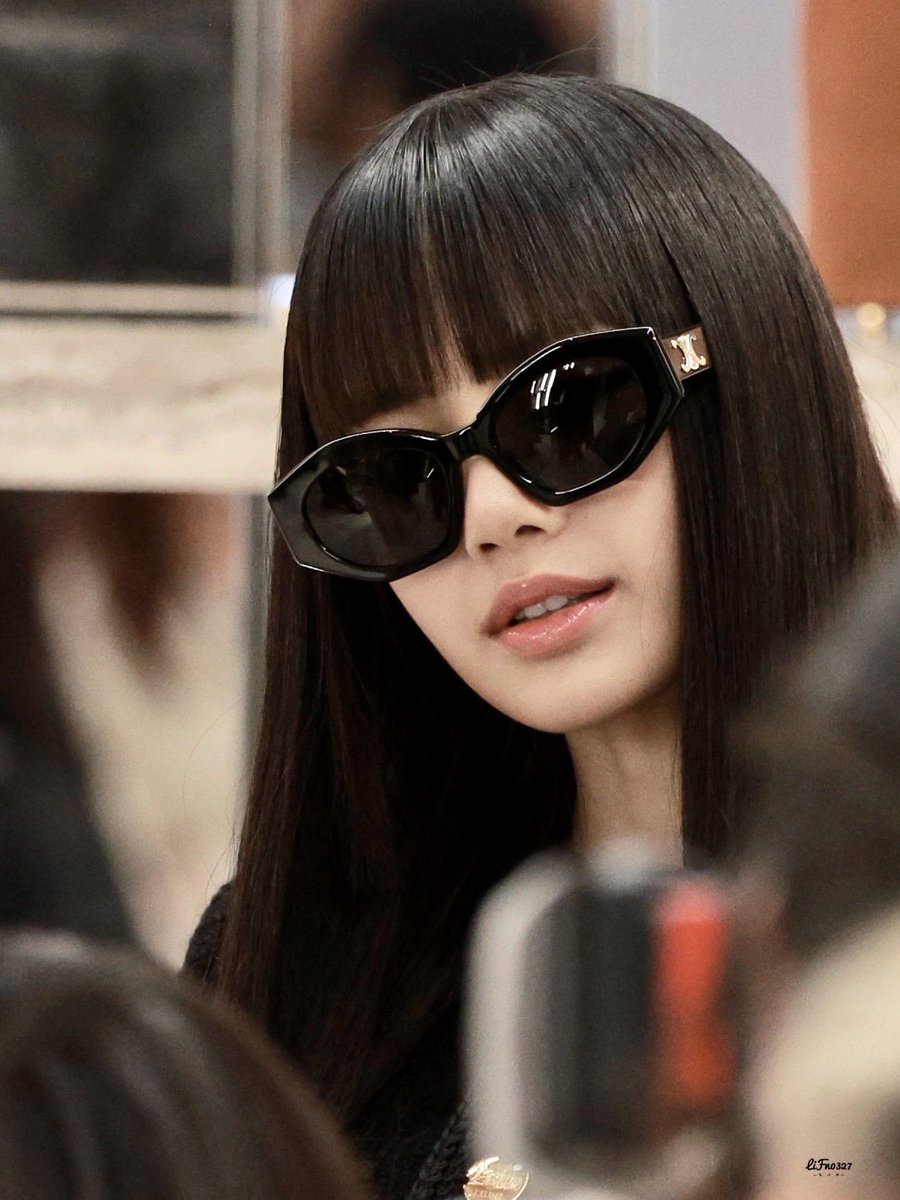LSMTRENDS's tweet photo. 📣 We're so close of reaching 1M tweets for our hashtags and tagline. Please RT &amp; give me 1,327 replies using these keywords below: 👇

LISA CELINE AMBASSADOR
#LALISAatCelineKR #LISAXCELINE

c/o @hmmlalisa https://t.co/GixfpUckHJ