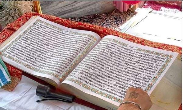 Kamalpreet1511's tweet photo. ਤੂ ਸਤਿਗੁਰੁ ਚਹੁ ਜੁਗੀ ਆਪਿ ਆਪੇ ਪਰਮੇਸਰੁ।।
ਸੁਰਿ ਨਰ ਸਾਧਿਕ ਸਿਧ ਸਿਖ ਸੇਵੰਤ ਧੁਰਹੁ ਧੁਰੁ।। https://t.co/kqcAduIlHe