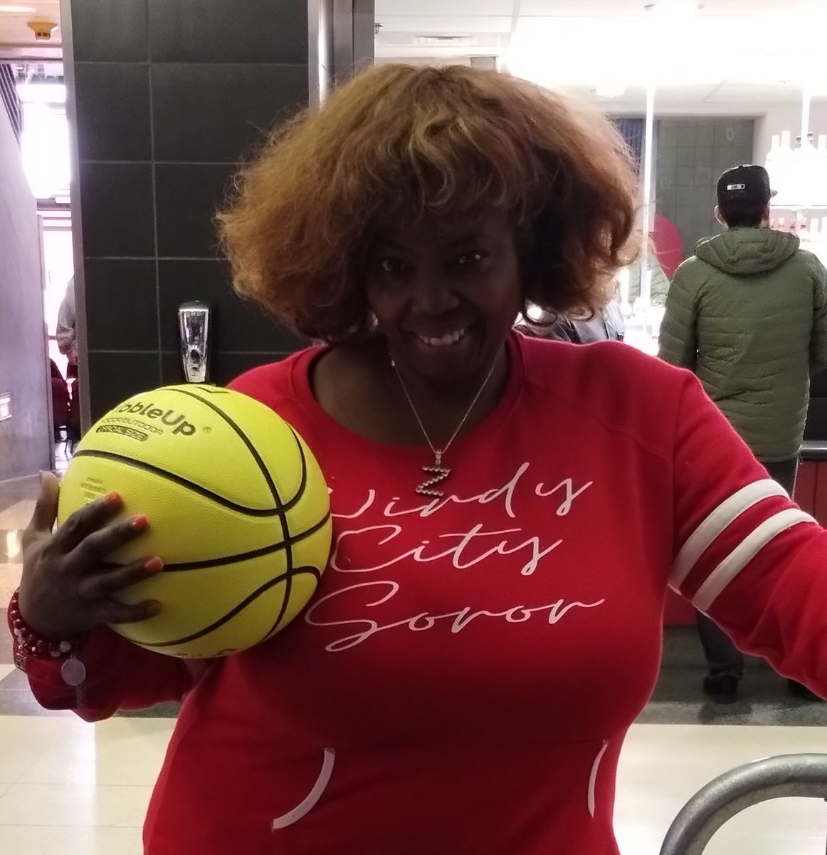 misszanette's tweet photo. I stay healthy by swimming weekly and drinking 8 cups of water daily. @advocatehealth @chicagobulls #BullsNation #letslivewell @patbev21 https://t.co/keyH6EI74E