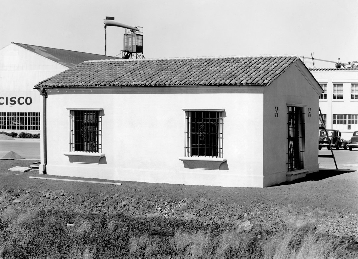 SFOMuseum's tweet photo. A matching building for the complex airfield lighting system sat adjacent to the hangars, and by the end of the decade, two-way radio communications were required for all aircraft.
#MillsField #SFOHistory https://t.co/Jp4iio1Xr5