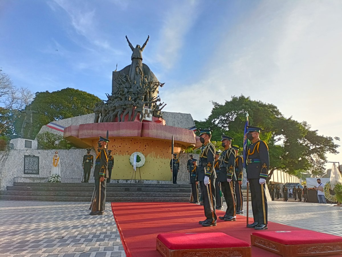 TINGNAN: Nag-alay ng bulaklak si Pangulong Ferdinand R. Marcos Jr. sa People Power Monument sa EDSA, Quezon City ngayong ika-37 anibersaryo ng EDSA People Power Revolution. | via Patrick de Jesus