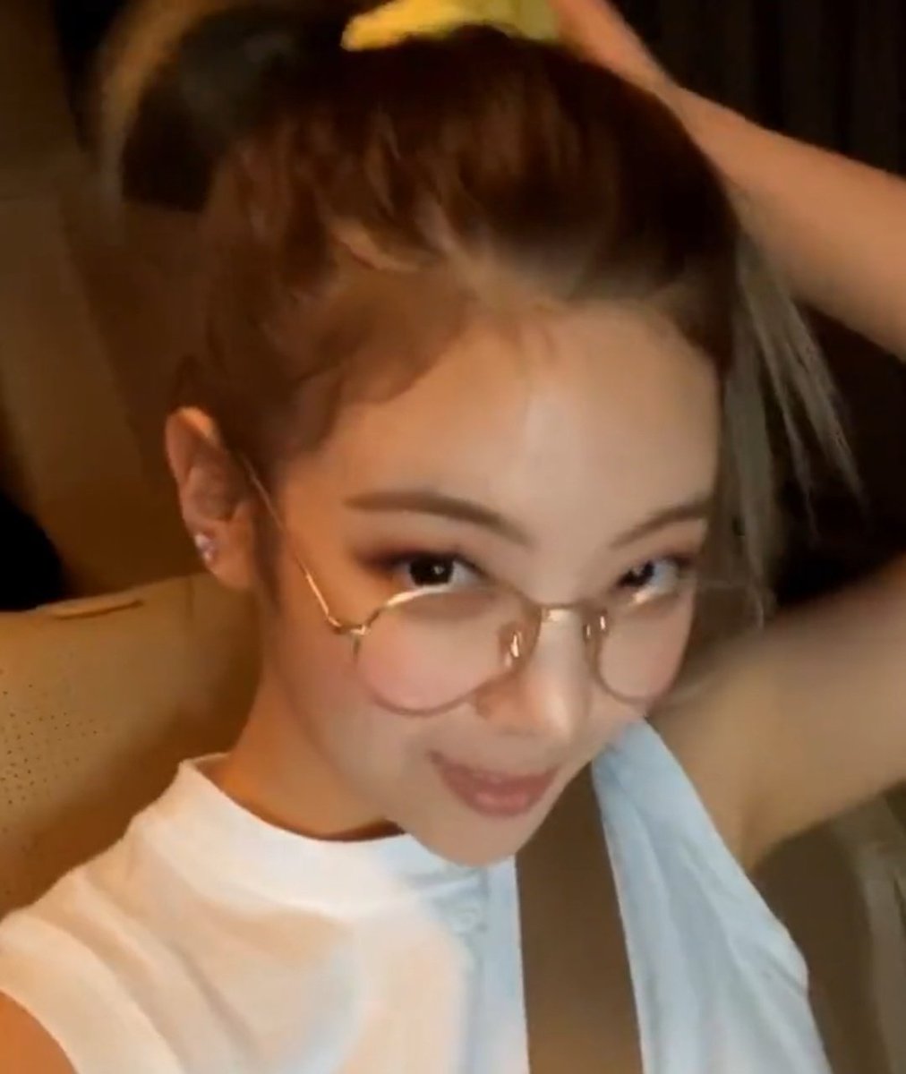 noitzynome's tweet photo. I'm a sucker for Lia specs 😩😩 https://t.co/fczKMGMvnt