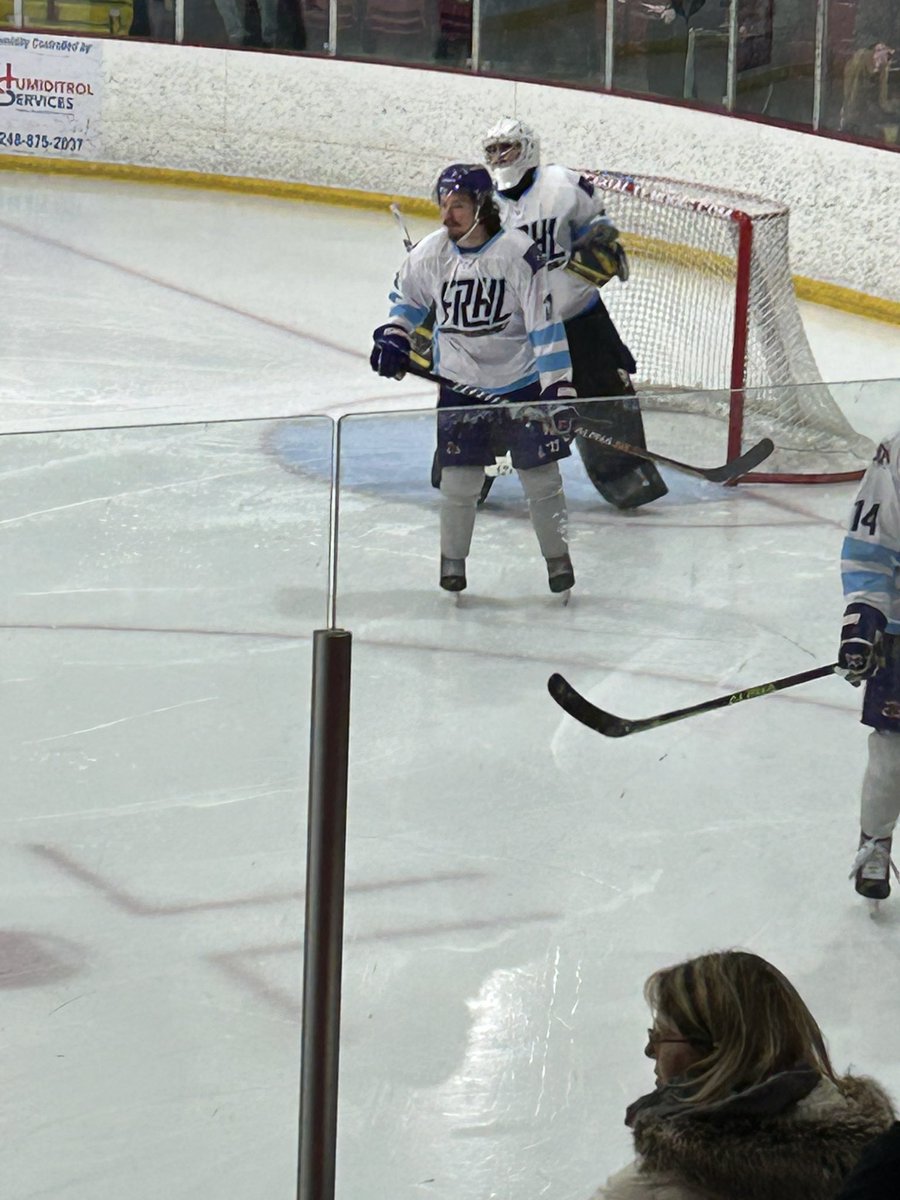 mikea71's tweet image. Here at Big Boy Arena for the @RockersHockey game and pretty sure the @ElmiraMammoth forgot their jerseys in New York? 😂😂 wearing generic roller hockey jerseys. Can’t beat minor league hockey. What a Slapshot moment. #hockey #Elmira #Rockers #FPHL
