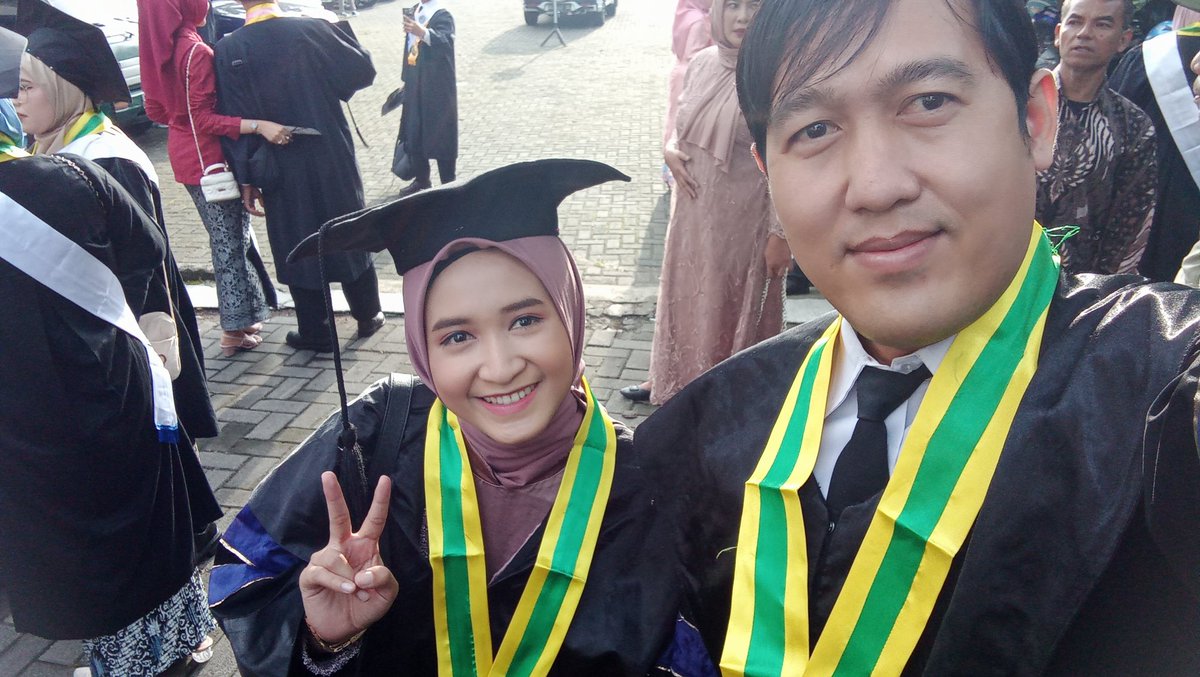 dediarifianto's tweet photo. @unyofficial urip ming mampir ngombe

eh ga dink, yo makan, rebahan, dan bisa #wisudaUNY😌

maturnuwun @unyofficial 

#wisudaUNY
#wisudaUNY https://t.co/SwqCUW3NWu