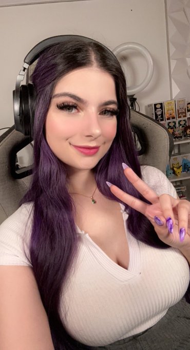 Ya andamos en directo 🥰❤️ Hoy tenemos Dedsafio Valorant 🔥  https://t.co/MQwEjXDThR https://t.co/iLUe