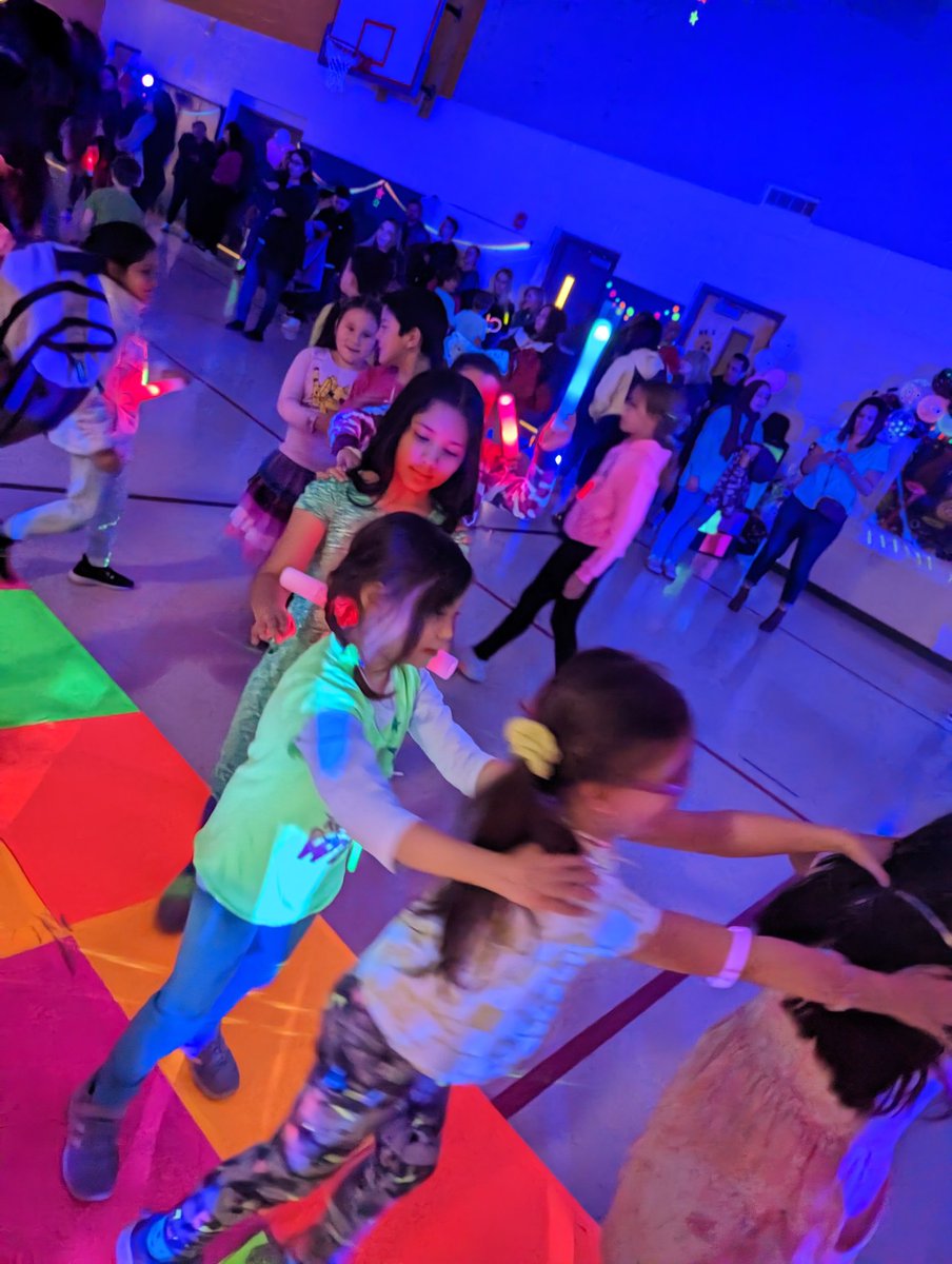 Glow Party fun!!! Thank you <a href="/PTAOakRidge/">OakRidgePTA</a> for planning such a fun event for our students and families! <a href="/MrsMycyk/">Mrs. Mycyk (my-sick)</a> <a href="/OakRidgeNPD117/">Oak Ridge School</a>