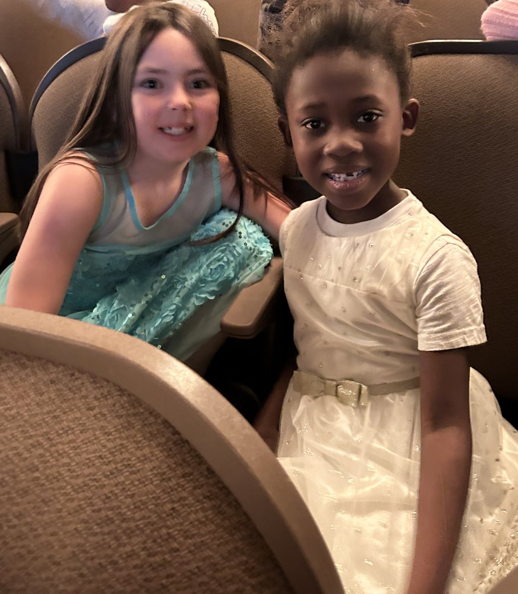 First Grade Field Trip ✔️

Today was a great day! 🐸 👑 🚌 📖