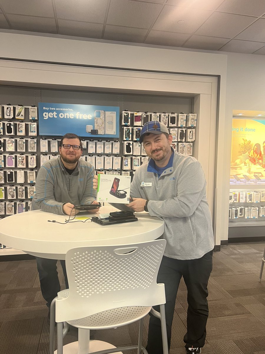 the_amandareese's tweet photo. Look at my #Raceto5 Fiber winner! Congrats @kylefudge4 Thanks for keeping our customers living in the fast lane! #MOhtivateCup #Elite8 #Motiv8 @Jon_Russell__ @oliveiramikeO @heatherthrock1 https://t.co/STpZ9ZT0jV