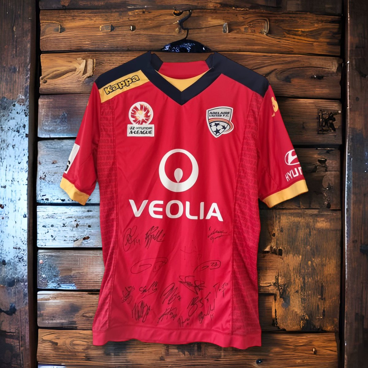 @AdelaideUnited made history by winning the inaugural FFA Cup. A moment that will forever be etched in the memory of every Reds fan. #AUFC #FFACup #GloryGlory  #COYR - Own a bit of history

ebay.com.au/itm/1956071384…