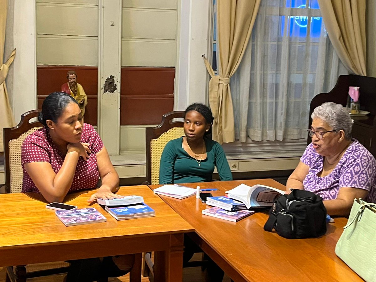 FrMichelRemery's tweet photo. Intensive dialogue during a meeting with youth coordinators of the Paramaribo diocese in the evening.
#bisdomparamaribo https://t.co/IGGL5lRaHl